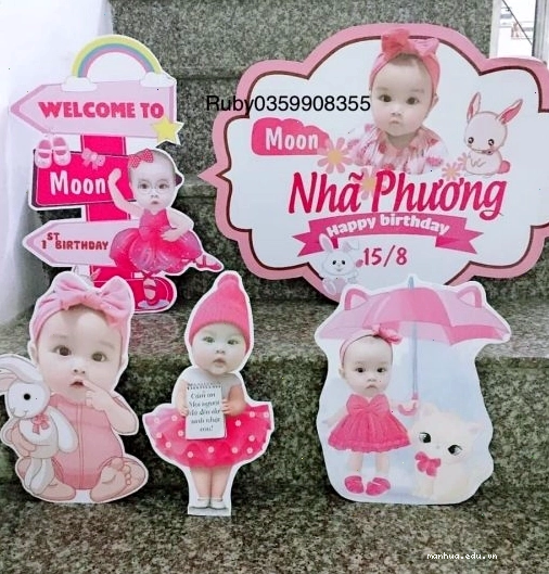 Ảnh chibi bé gái đang chơi đùa với thú cưng