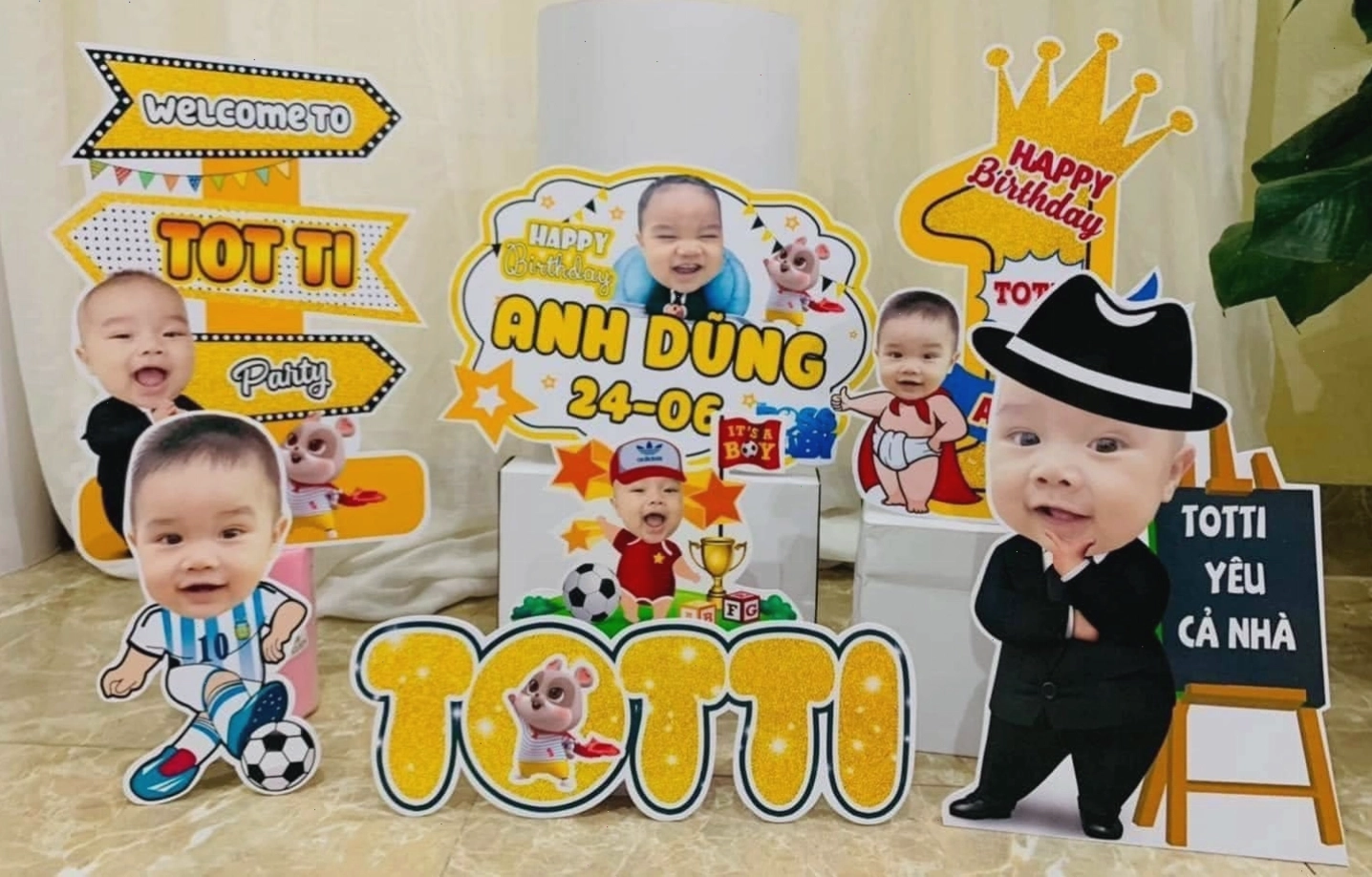 Ảnh chibi bé trai vui đùa cùng đồ chơi