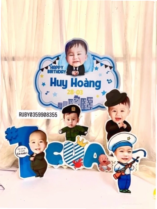 Bé trai chụp ảnh kỷ niệm với bánh kem