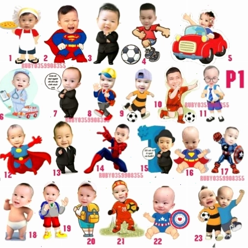 Bé trai cười tươi bên cạnh đồ chơi yêu thích