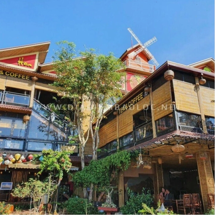 Cảnh quan xanh mát quanh quán