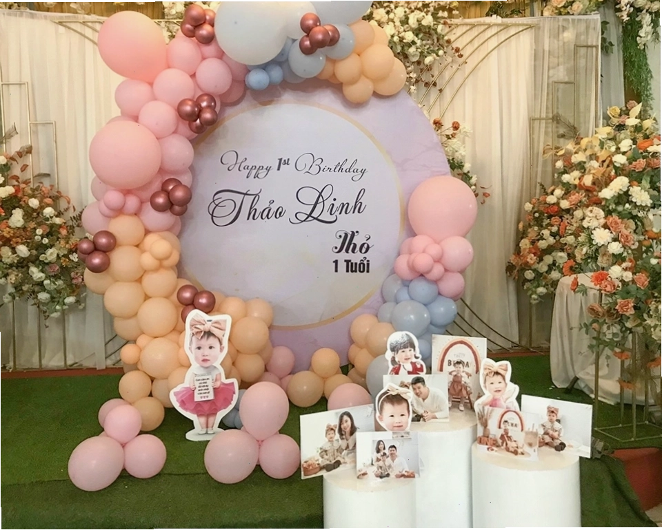 Chibi bé gái đáng yêu với tông màu hồng chủ đạo