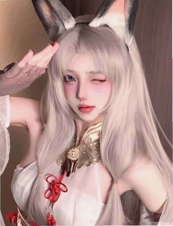 Cô gái cosplay anime nữ với trang phục ấn tượng và thần thái cuốn hút