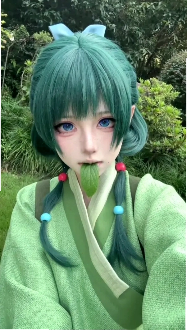 Cô gái với mái tóc xanh dài, gương mặt búp bê trong trang phục cosplay anime
