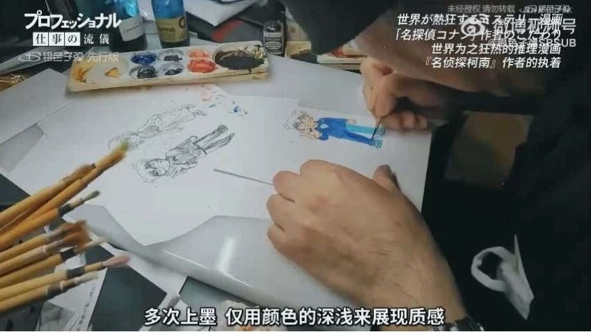 Gosho Aoyama đang vẽ và tô màu cho nhân vật Conan