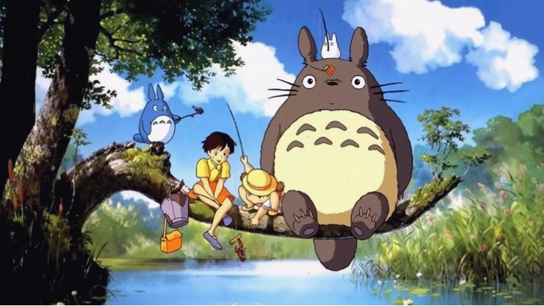 Hai chị em Satsuki và Mei bên cạnh Totoro
