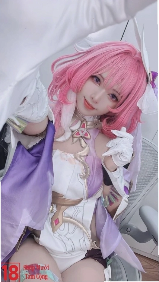 Hình ảnh cô gái cosplay anime nữ dễ thương với trang phục và cử chỉ đáng yêu