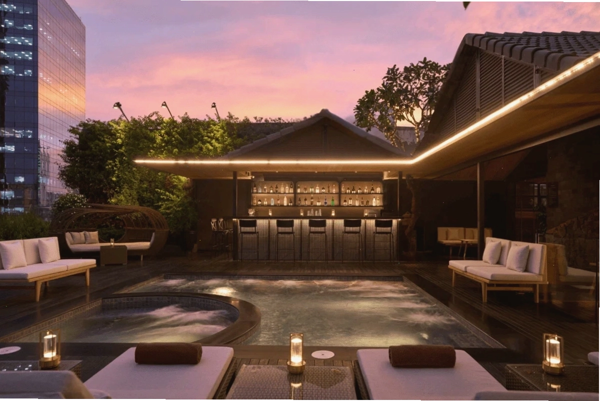 Hồ bơi jacuzzi trên tầng thượng tại Silverland Sakyo Hotel & Spa