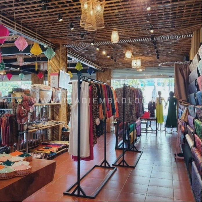 Khu vực bán đồ lưu niệm tại quán