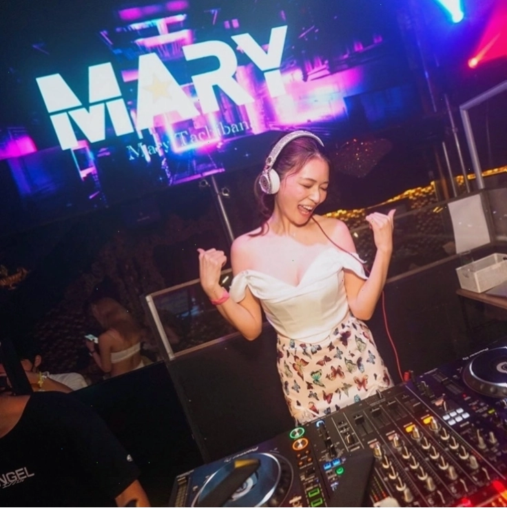 Mary Tachibana trong một buổi chụp hình