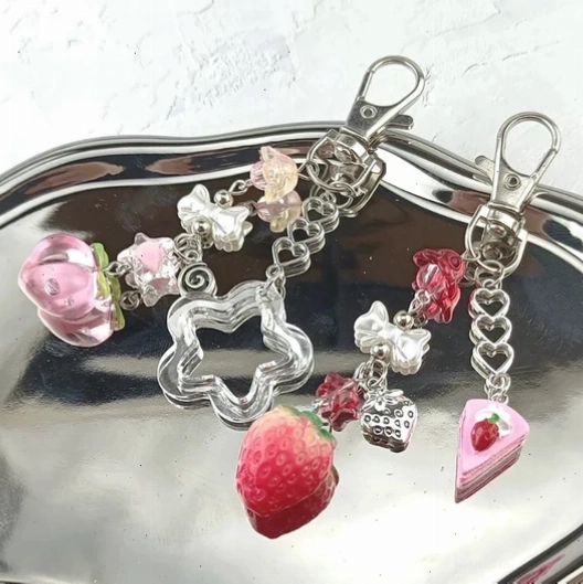 Móc khóa với nhiều phụ kiện charm nhỏ xinh