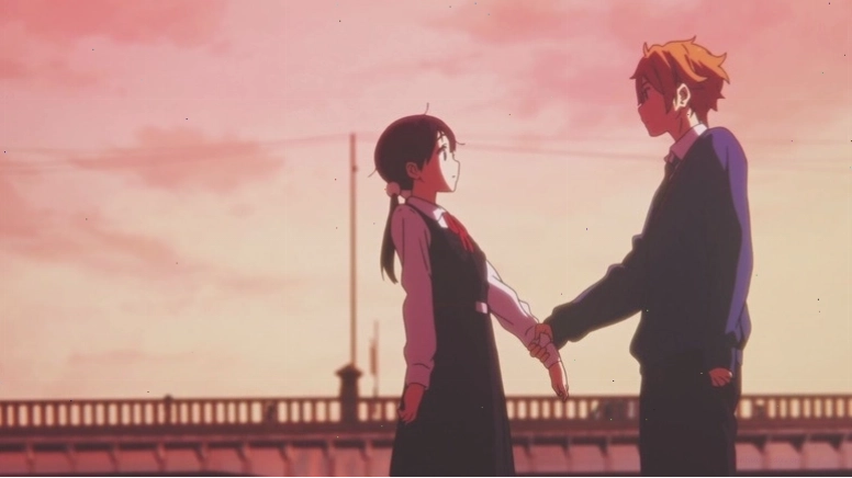 Mochizō nắm tay Tamako bên ngoài trong phim Tamako Love Story