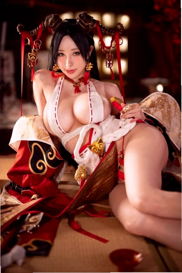 Nữ cosplayer với trang phục ôm sát, tôn dáng khoe vẻ đẹp nhân vật anime