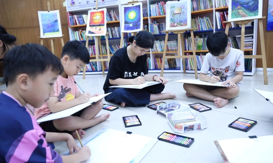 Trẻ em tham gia vẽ tranh theo sách