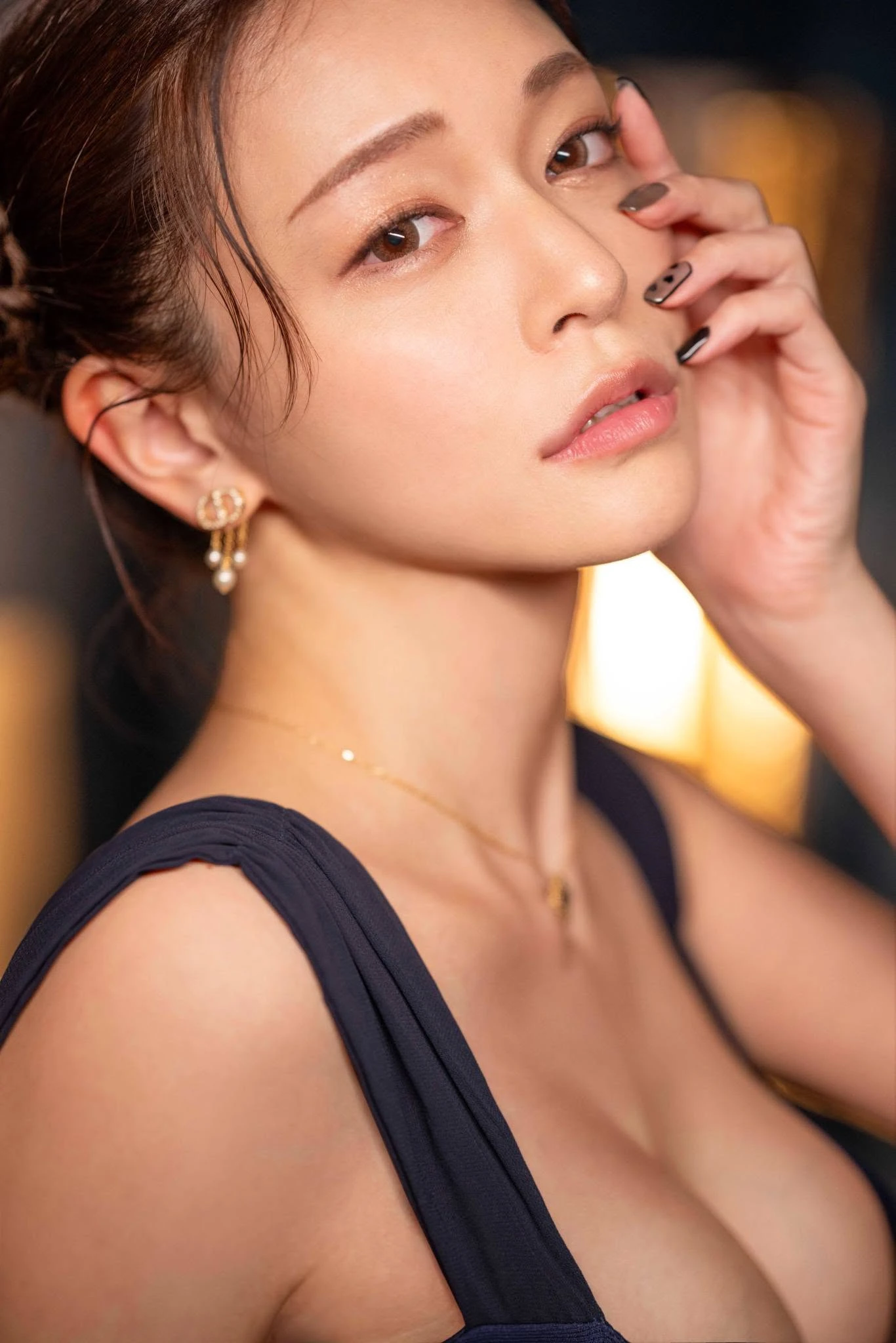 Mary Tachibana gây chú ý với biểu cảm tự nhiên và đầy sức hút.